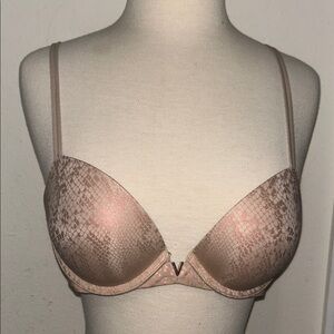 Victoria’s Secret push up bundle. (2 bras) No show.